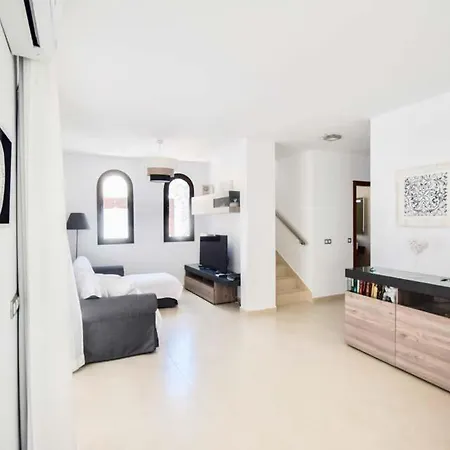 Playa Blanca Sleeps 4 With Pool Air Con And Wifi