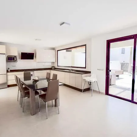 Playa Blanca Sleeps 4 With Pool Air Con And Wifi Βίλα *